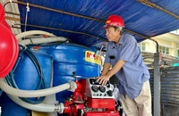 Ông Hai Ri đang kiểm tra lại các thiết bị để đảm bảo mọi thứ sẽ vận hành trơn tru khi có sự cố cháy xảy ra. Ảnh: HD