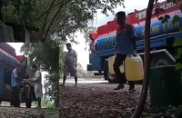 Xe bồn sơn chữ KIXX tấp vào khu vực chòi tôn, điểm thu mua dầu của bà Lan trưa 17-10 bán dầu chuẩn bị sẵn và con trai bà Lan trả tiền cho tài xế (ảnh nhỏ). Ảnh: YÊN – TRƯỜNG