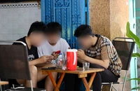 Các nhóm các bạn trẻ đang ngồi tán gẫu ở quán cà phê nhưng mỗi người một cái điện thoại. Ảnh: KHÁNH QUỲNH