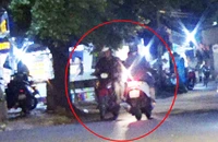 Tối 25-11-2024, sau khi trộm điện thoại ở Công viên Tầm Vu, Tân và Cường chạy xe đến hẻm 26 trên đường Phạm Văn Đồng đưa cho Phạm Văn Vinh. Ảnh trong bài: N.TÂN - P.HẢI
