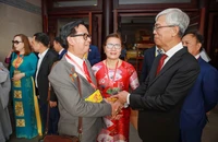 Phó Chủ tịch UBND TP.HCM Võ Văn Hoan (phải) trò chuyện cùng kiều bào nhân dịp chương trình Xuân quê hương 2024. Ảnh: NGUYỆT NHI