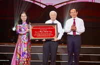 Bí thư Thành ủy TP.HCM Nguyễn Văn Nên và Phó Bí thư Thành ủy, Chủ tịch HĐND TP.HCM Nguyễn Thị Lệ trao bảng vàng tôn vinh ông Phạm Chánh Trực tại lễ tôn vinh các cá nhân tiêu biểu trong sự nghiệp xây dựng, bảo vệ và phát triển TP.HCM (1975-2025) vào sáng 23-4. Ảnh: THUẬN VĂN