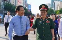 Chủ tịch UBND TP.HCM Nguyễn Văn Được thăm hỏi Thiếu tướng Trần Ngọc Thổ tại lễ tôn vinh các cá nhân tiêu biểu trong sự nghiệp xây dựng, bảo vệ và phát triển TP.HCM (1975-2025) vào sáng 23-4. Ảnh: THUẬN VĂN