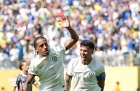 Joao Pedro (20), tân binh lần đầu khoác áo Chelsea ghi hai bàn thắng vào lưới Fluminense, đưa Chelsea vào chung kết FIFA Club World Cup 2025 trong sự chung vui của đội trưởng Enzo Fernandez. Ảnh: ALEX GRIMM - GI 