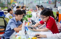 Phụ huynh, thí sinh tìm hiểu thông tin xét tuyển năm 2025 tại Trường ĐH Công nghệ TP.HCM. Ảnh: XD