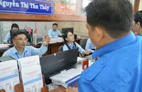 Cán bộ phường Bình Hưng Hòa, TP.HCM hướng dẫn người dân khi đến làm thủ tục hành chính. Ảnh: BẢO PHƯƠNG