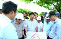 Ông Lương Nguyễn Minh Triết thị sát các vị trí xây dựng khu thương mại tự do Đà Nẵng vào tháng 7-2025. Ảnh: TẤN VIỆT
