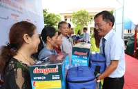 Ông Nguyễn Đức Hiển, Phó Tổng Biên tập thường trực báo Pháp Luật TP.HCM, trao quà cho ngư dân tỉnh Bến Tre vào ngày 10-11-2023. Ảnh: HOÀNG GIANG