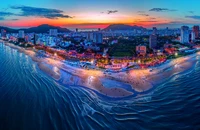  Tác phẩm “Vũng Tàu - Cánh tay vươn dài của TP.HCM ra biển lớn” được trao giải Nhì, đưa người xem đến với Bãi Sau - khu vực vừa được chỉnh trang hiện đại, trở thành điểm đến hấp dẫn của du khách. Ảnh: NGUYỄN MINH TÂN