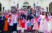 Tổng Bí thư Tô Lâm và phu nhân chụp ảnh lưu niệm cùng cán bộ, nhân viên Đại sứ quán và cộng đồng người Việt Nam tại Cuba vào tháng 9-2024. Ảnh: TTXVN