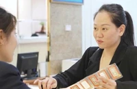 Giá vàng quá đắt đỏ nên nhiều người chuyển sang mua bạc. Ảnh: TL