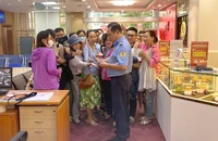 Lượng khách hàng giao dịch, mua bán bạc thỏi, bạc miếng tại TP.HCM ngày càng đông. Ảnh: TL