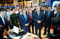 Tổng Bí thư Tô Lâm cùng lãnh đạo Đảng, Nhà nước, Quốc hội và các đại biểu tham quan triển lãm những thành tựu nổi bật trong hai lĩnh vực y tế, giáo dục trong khuôn khổ Hội nghị toàn quốc quán triệt, triển khai thực hiện bốn nghị quyết của Bộ Chính trị, sáng 16-9. Ảnh: QH