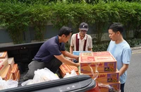 Người dân TP.HCM quyên góp nhu yếu phẩm gửi đồng bào vùng lũ ngày 21-11. Ảnh: THUẬN VĂN