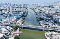 TP.HCM đặt mục tiêu đến năm 2030, phấn đấu hoàn thành công tác di dời 50% nhà trên và ven kênh rạch (khoảng 20.000 căn). Trong ảnh: Khu nhà trên và ven sông bờ bắc kênh Đôi. Ảnh: THUẬN VĂN