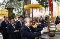Chủ tịch nước Nguyễn Xuân Phúc thả cá chép tiễn ông Công, ông Táo
