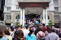 TP.HCM: Hàng trăm người dân xếp hàng chờ cấp hộ chiếu mẫu mới