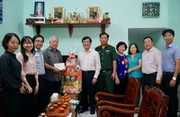Đoàn đại biểu TP.HCM thăm, chúc Tết nhiều cá nhân, đơn vị 