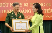 Đảng ủy Khối Dân - Chính - Đảng TP.HCM trao huy hiệu cho 13 Đảng viên dịp 3-2