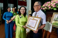  Quận 5, TP.HCM trao huy hiệu Đảng cho 80 Đảng viên dịp 3-2