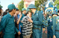 TP.HCM: Phụ huynh xúc động khi tiễn con lên đường nhập ngũ