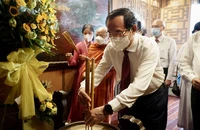 Lãnh đạo TP.HCM dâng hương tưởng niệm các anh hùng liệt sĩ, Chủ tịch Hồ Chí Minh, Chủ tịch Tôn Đức Thắng