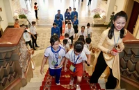 Ảnh: Trụ sở UBND TP.HCM đón đoàn khách đầu tiên đến tham quan