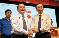 Trao huy hiệu 55 năm tuổi Đảng cho ông Lê Thanh Hải