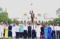 Lãnh đạo TP.HCM dâng hương, dâng hoa tưởng niệm Chủ tịch Hồ Chí Minh