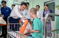 Phó Thủ tướng Trần Lưu Quang thăm, tặng quà trẻ có hoàn cảnh kém may mắn