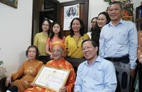 Chủ tịch TP.HCM Phan Văn Mãi chúc thọ người cao tuổi