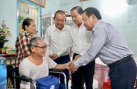 Hình ảnh xúc động tại buổi trao quà cho bà con ngư dân Bà Rịa-Vũng Tàu
