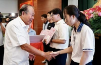 Nguyên Phó Thủ tướng Trương Hòa Bình trao kinh phí hỗ trợ HSSV dân tộc Hoa