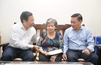 Chủ tịch TP.HCM Phan Văn Mãi thăm gia đình chính sách tiêu biểu