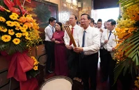 Lãnh đạo TP.HCM dâng hương tưởng niệm Chủ tịch Tôn Đức Thắng