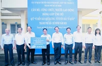 Thành ủy TP.HCM trao 400 triệu ủng hộ Quỹ “Vì biển đảo quê hương..."