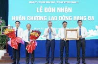 Quận 12 đón nhận Huân chương Lao động hạng Ba