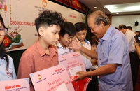 Nguyên Phó Thủ tướng Trương Hoà Bình trao quà Tết cho đồng bào dân tộc thiểu số