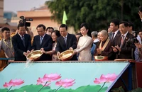 Chủ tịch nước cùng phu nhân thực hiện nghi thức thả cá chép trên sông Sài Gòn