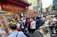 Mùng 1 Tết, nhiều chùa ở TP.HCM đông nghịt