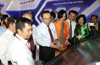 Đại biểu tham dự Hội Báo toàn quốc 2024 dâng hoa Chủ tịch Hồ Chí Minh