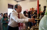 Lãnh đạo TP.HCM dâng hương tưởng niệm Chủ tịch Hồ Chí Minh, anh hùng liệt sĩ dịp 30-4