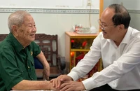 Lãnh đạo TP.HCM thăm hỏi chiến sĩ tham gia chiến dịch Điện Biên Phủ
