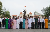 Lãnh đạo TP.HCM dâng hương, dâng hoa Chủ tịch Hồ Chí Minh nhân dịp sinh nhật Bác