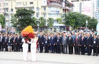 Chủ tịch Phan Văn Mãi cùng đại biểu quốc tế dâng hoa tưởng niệm Chủ tịch Hồ Chí Minh