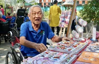 Các cụ U90 làm vòng tay, tranh vỏ sò... để bán ủng hộ người dân vùng bão, lũ