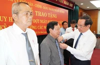 Bí thư TP.HCM Nguyễn Văn Nên trao Huy hiệu Đảng cho 18 đảng viên
