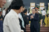 Nhiều lãnh đạo và người dân đến viếng 12 chiến sĩ hy sinh trong diễn tập tại Quân khu 7