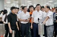 Chủ tịch TP.HCM Phan Văn Mãi dùng app Công dân số để đi metro