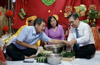 Ông Nguyễn Phước Lộc cùng người dân quận 7 gói bánh chưng vui Tết Ất Tỵ 2025